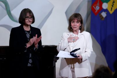 Katerina Sakellaropoulou, la primera presidenta mujer del país helénico, también recibió la Medalla Rectoral de nuestro plantel de manos de la Rectora de la Universidad de Chile, Rosa Devés.